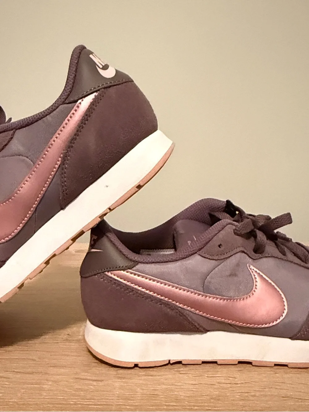 Nike youth Sneaker purple with Metallic Pink Swoosh